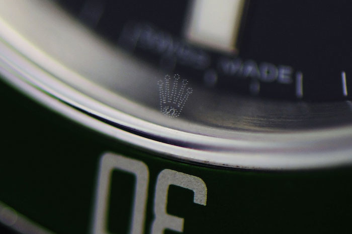 foto corona rolex incisa sul vetro ad ore 6