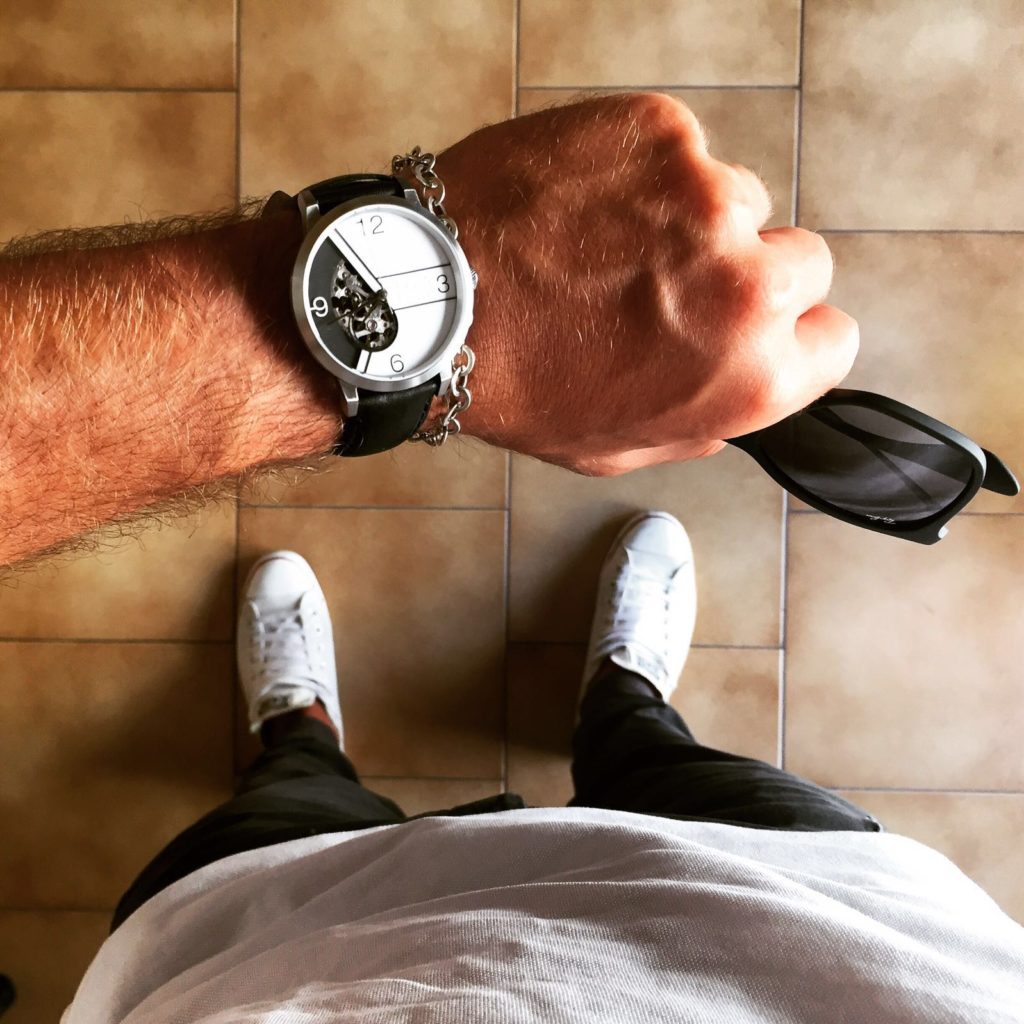 orologio EONIQ indossato indossato al polso
