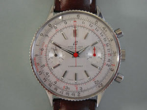 Questo Chronomat ref 808 ha un numero di serie del 1966. Eppure, la 'freccia' a 12 ore è stato rilasciata nella metà del 1962. Questo è un mistero per l'autore e la ricerca continua. 