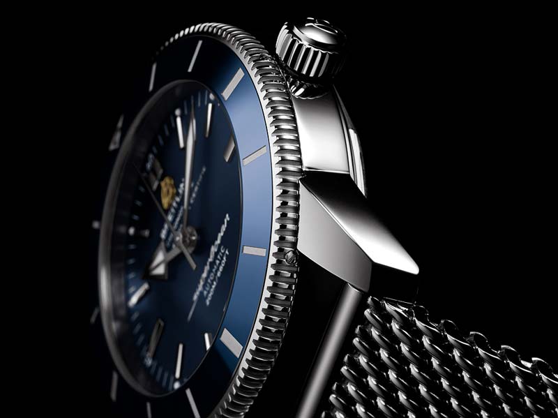 L’anello in ceramica hi-tech della lunetta è una delle novità del Superocean Héritage II.