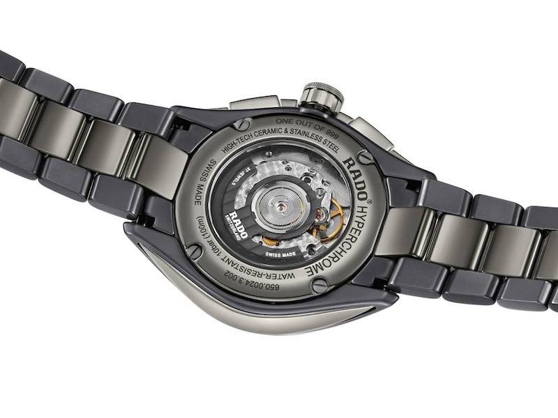 La carica automatica, ha una riserva di marcia di 42 ore e la massa oscillante di colore nero personalizzata e decorata