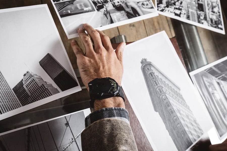 Il design “flessibile” dell’UR-105 CT Streamliner consente di avvicinarlo a un antico modello da tasca “à savonette” - confermando in tal modo l’attitudine dell’avanguardistica Maison a confrontarsi a suo modo con la tradizione -: agendo infatti sulla levetta posizionata centralmente sarà possibile sollevare la superficie scanalata e rendere visibile l’inedita struttura scheletrata della complicazione satellitare con ore vagabonde che scorrendo segnano anche i minuti.