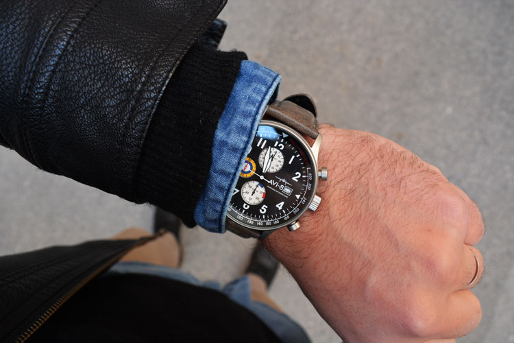 Recesnione dell'orologio AVI-8 Hunter Chronograph Panda Dial (AV-4011)