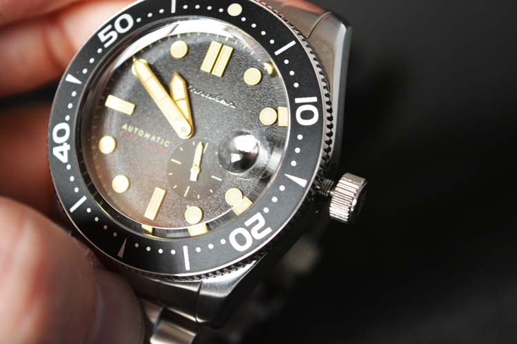 CASE MATERIAL : Stainless Steel