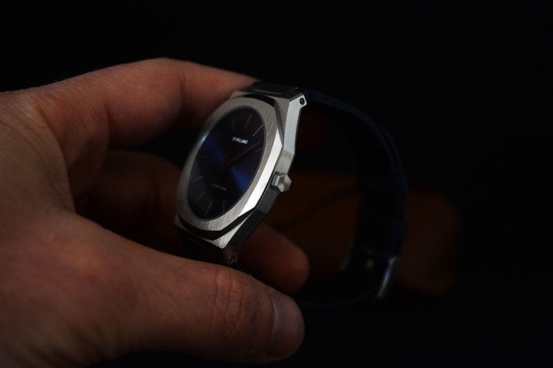 L'Ultra Thin 40 mm, con i suoi 6 mm di spessore e cinturino in nylon