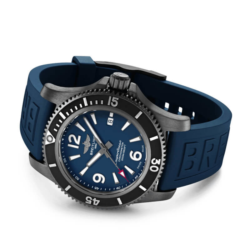 Si rinnova uno dei classici dell’orologeria subacquea Breitling, il Superocean con nuovi quadranti e una proposta di cinque diametri differenti, tra cui il Superocean Automatic 46, che arriva fino a ben 2.000 metri di profondità. Con cassa in acciaio Dlc nero, è