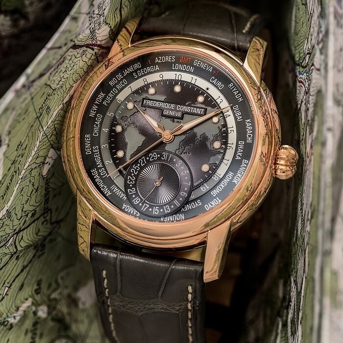 Frederique Constant Classic Worldtimer Manufacture con quadrante antracite (con al centro il planisfero), cassa in acciaio placcato oro rosa da 42 mm e cinturino grigio scuro in alligatore (prezzo di 3.790 euro, edizione limitata di 718 pezzi).