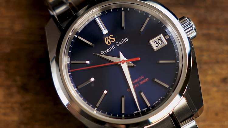 Il quadrante è blu, nella tonalità tipica di Grand Seiko. In onore del 60° anniversario, il logo è in oro e la lancetta dei secondi è di un intenso rosso. Colori che, insieme, simboleggiano una nuova alba, prendendo ispirazione dalla natura.