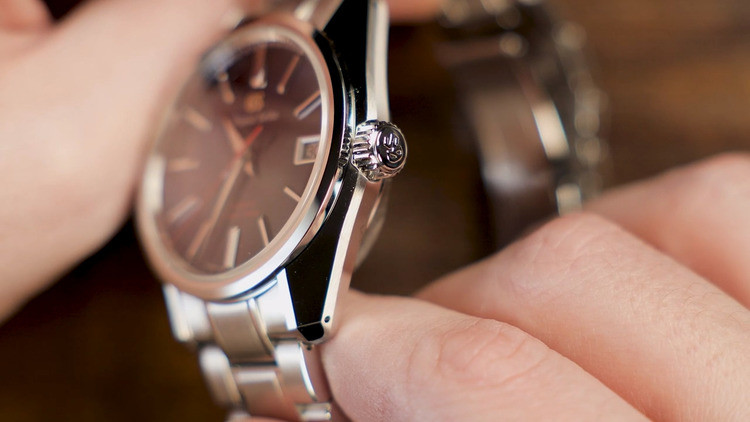 La fattura artigianale è testimoniata dal tipo di finiture realizzate sulla cassa, dove si alternano superfici satinate e lucide, queste ultime sottolineate da un processo di lucidatura unico nel suo genere, evidenziato dal gioco creato dalla luce naturale su ogni superficie. Secondo il principio Zen per cui solo l’ombra permette alla luce di esprimersi.