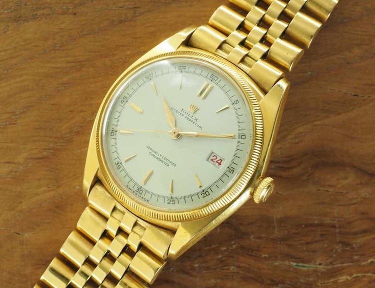 Un esempio della prima serie del Rolex Datejust, la referenza 4467 – si noti la cassa / bracciale interamente in oro (non possibile sulle edizioni moderne) e l’assenza della lente d’ingrandimento della data (è arrivata dopo). Fonte: Mondani Web.