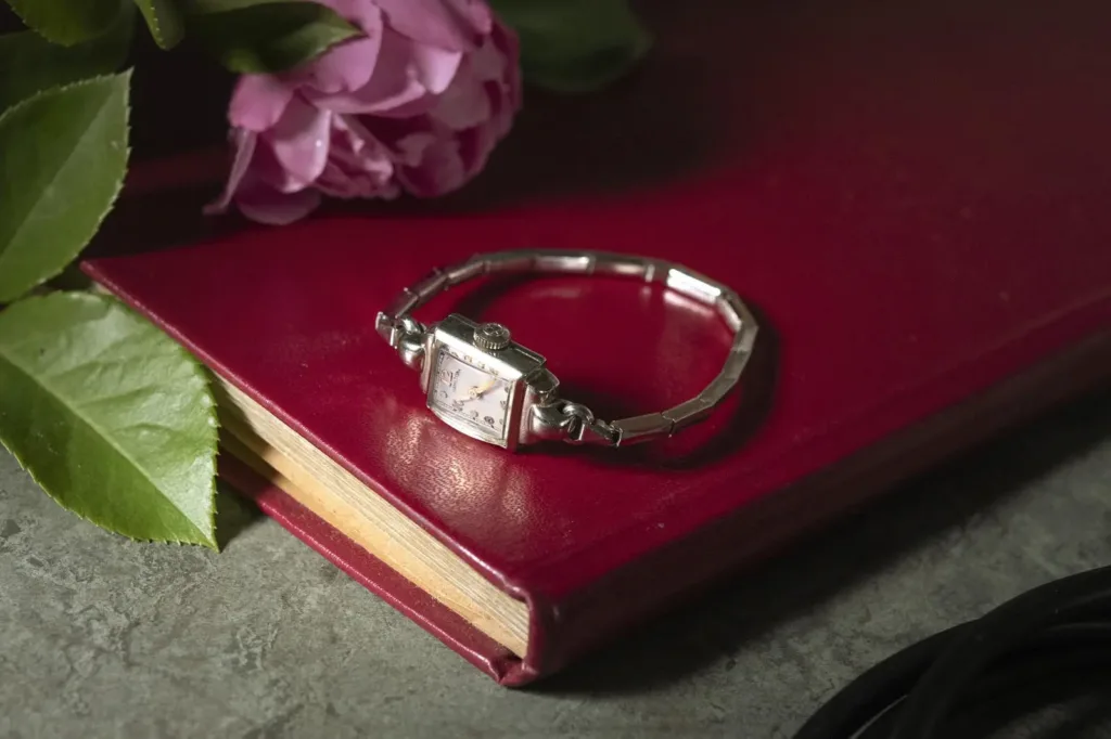 L'orologio di Emily Blunt, interpretata da Kitty Oppenheimer