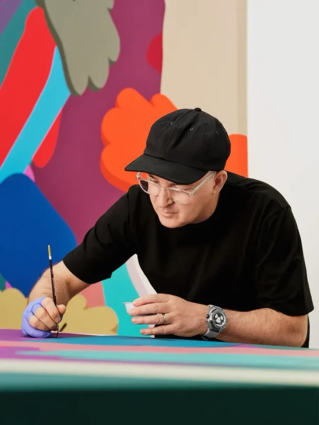 Per questa partnership, Audemars Piguet e KAWS hanno scelto il Royal Oak Concept, il più audace della linea. Fin dal suo debutto nel 2002 (è in quell'anno che la referenza CW1 fece il suo esordio, dando vita alla collezione Royal Oak Concept.), il Royal Oak Concept (ROC) si è distinto come terreno di sperimentazione per la maison, combinando innovazioni tecniche d’eccellenza con un design avveniristico. Anche in questa occasione, l’essenza sperimentale della collezione si conferma protagonista. Royal Oak Concept di Audemars Piguet Kaws