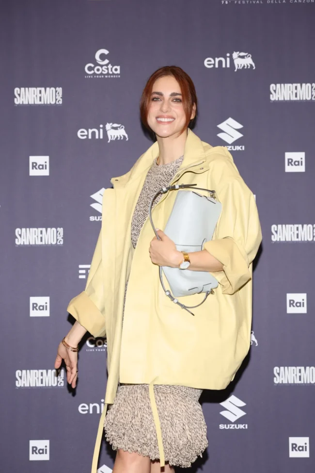 Miriam Leone con u Omega De Ville Trésor in oro Moonshine™ 