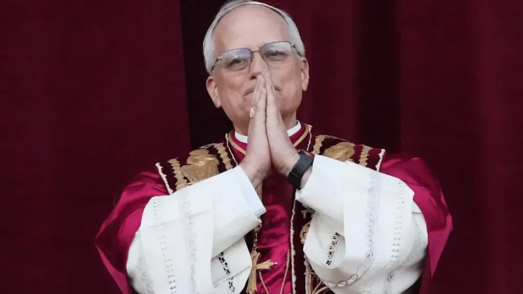 L'orologio al polso di Papa Leone XIV L'orologio al polso di Papa Leone XIV