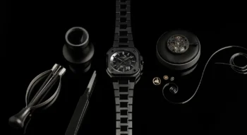 Il BR 05 Skeleton Phantom Ceramic unisce design stealth, ceramica nera e movimento scheletrato: un mix perfetto di tecnica, stile e personalità.