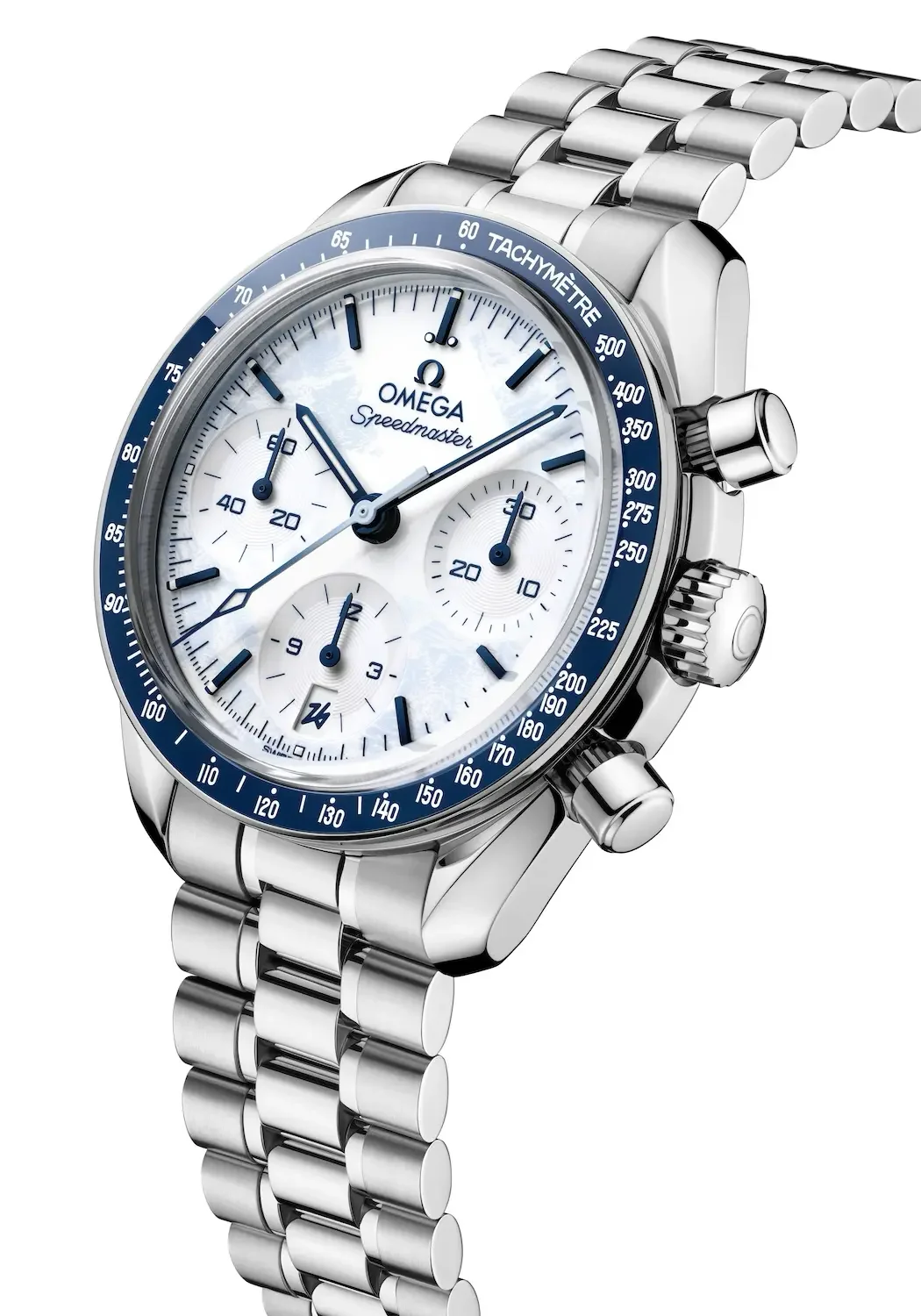 Bracciale e comfort al polso Lo Speedmaster 38 mm Milano Cortina 2026 è completato da un bracciale in acciaio inossidabile che riprende il design del più recente Moonwatch. Le maglie corte e arrotondate ricordano lo stile dei bracciali vintage – spesso definito “Nixon-style” – e donano all’orologio un equilibrio felice tra eleganza e robustezza. L’alternanza di superfici lucide e satinate aggiunge profondità visiva, mentre la chiusura con fibbia sottile integra il sistema di regolazione brevettato “comfort release” di OMEGA, che consente di estendere il bracciale di circa 2,3 mm in due posizioni, garantendo una vestibilità sempre precisa. OMEGA Milano Cortina 2026