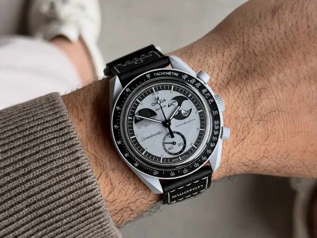 Il MoonSwatch: per moltissimi è stato il primo contatto con l'orologeria svizzera. Il MoonSwatch: per moltissimi è stato il primo contatto con l'orologeria svizzera.
