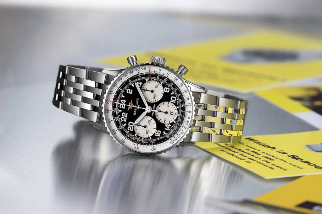 Breitling Navitimer B09 e Cosmonaute Navitimer B02 Chronograph 41 Cosmonaute su bracciale in acciaio, con quadrante nero e scala delle 24 ore