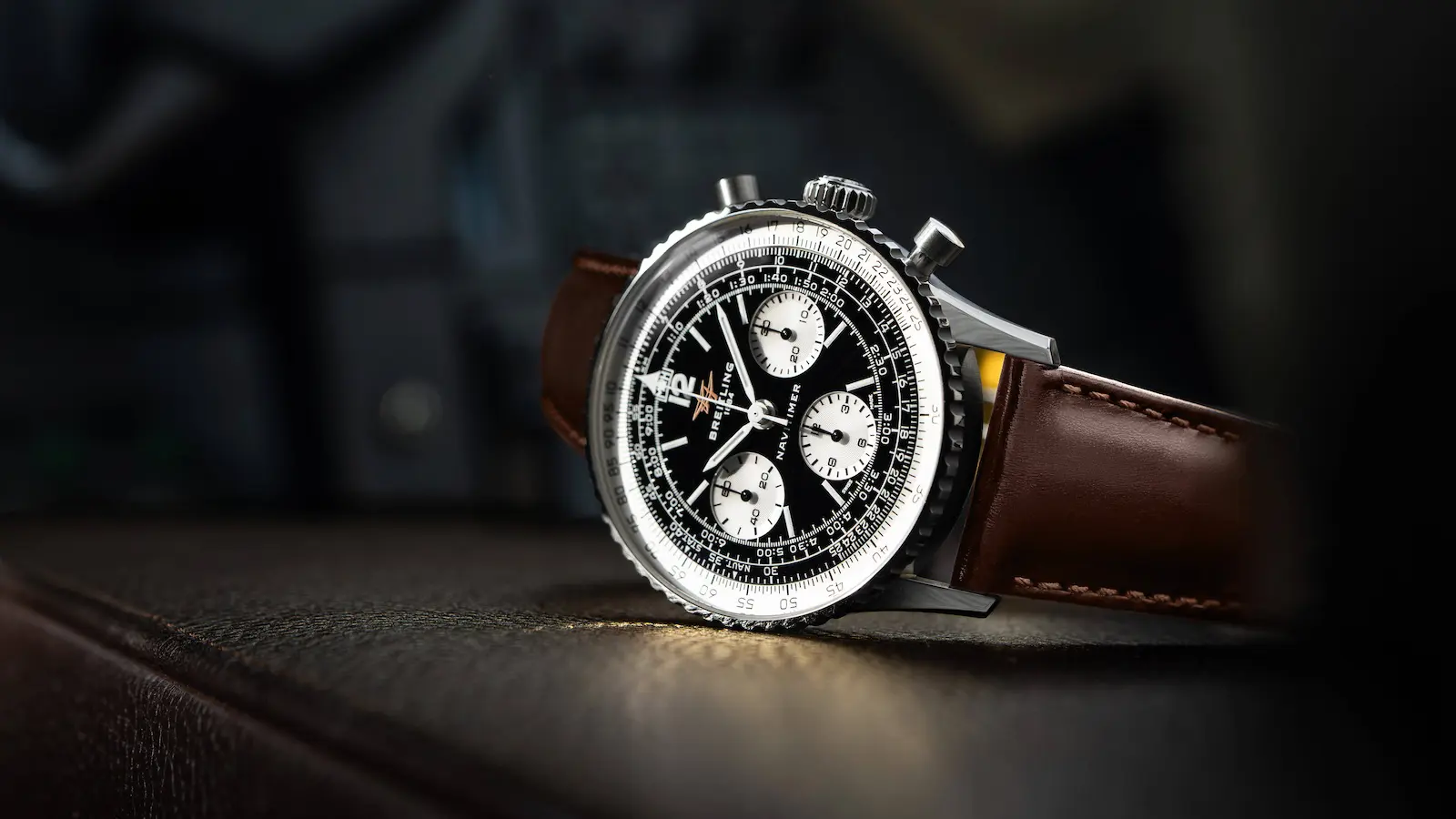 Breitling Navitimer B09 Chronograph 41 con quadrante nero reverse panda e cinturino in pelle marrone