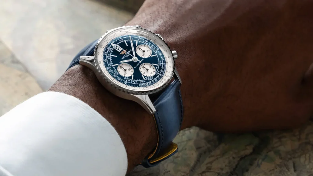 Breitling Navitimer B09 e Cosmonaute Navitimer B09 Chronograph 41 con quadrante blu e contatori bianchi, al polso su cinturino in pelle blu