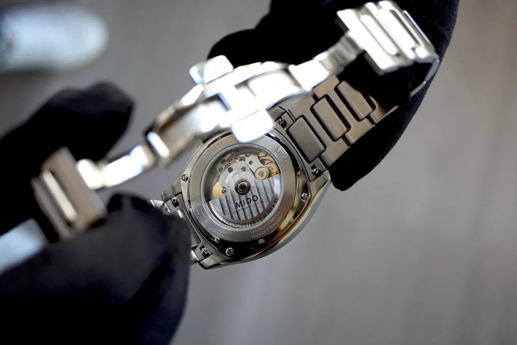 Mido Multifort TV Big Date Chronometer Il fondello trasparente e la chiusura aperta del bracciale del TV Big Date Chronometer