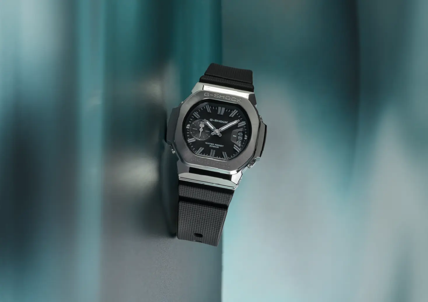 G-SHOCK GMC-2500 e GAC-2500 G-SHOCK GMC-2500 con cassa a rivestimento metallico e cinturino nero in un'immagine ufficiale di Casio