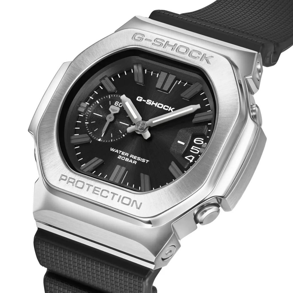 G-SHOCK GMC-2500 e GAC-2500 G-SHOCK GMC-2500-1A con rivestimento metallico, quadrante nero e cinturino in resina, visto di tre quarti