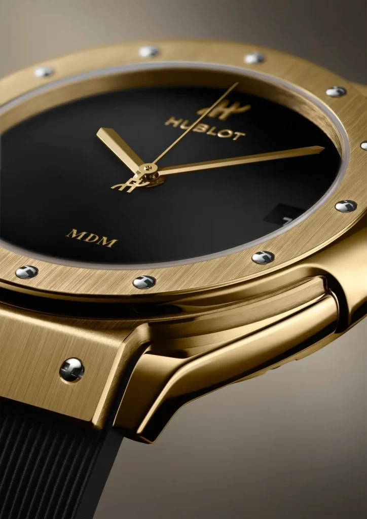 Hublot Classic Fusion Tributo Dettaglio del quadrante nero laccato del Classic Fusion Tributo in oro giallo, con la sigla MDM a ore 6 e le viti a forma di H