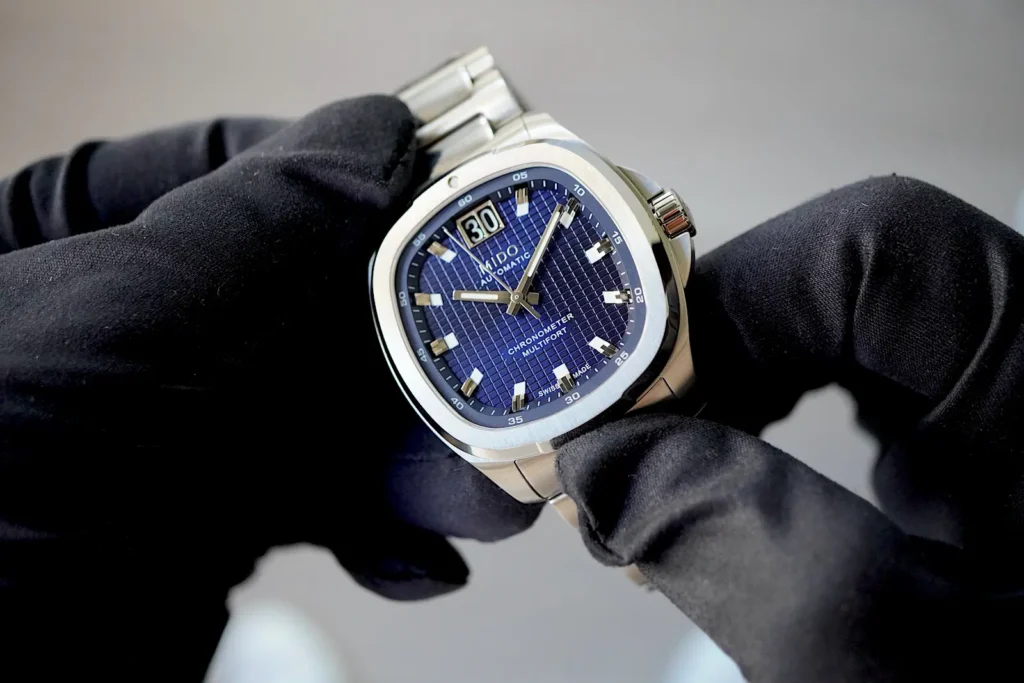 Mido Multifort TV Big Date Chronometer M049.567.11.041.00 con quadrante blu a scacchiera