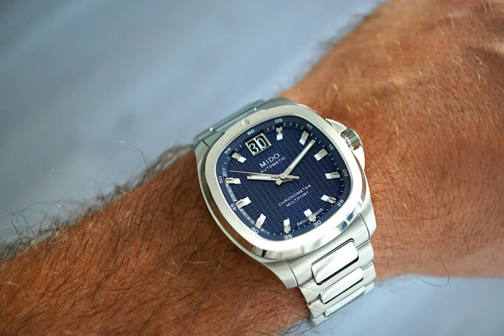 Mido Multifort TV Big Date Chronometer Il Multifort TV Big Date Chronometer al polso visto dall’alto, con bracciale satinato e lucido