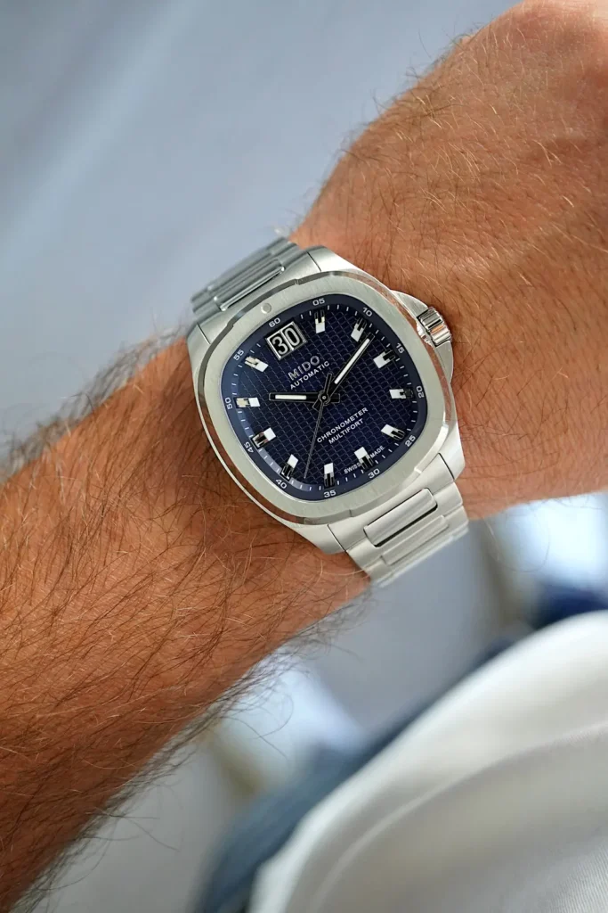 Mido Multifort TV Big Date Chronometer Il TV Big Date Chronometer al polso: grande data, indici luminescenti e bracciale in acciaio