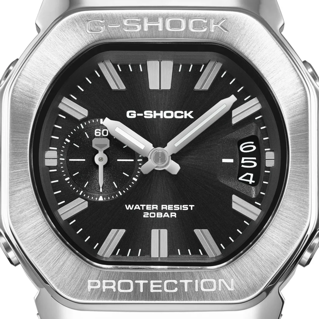 G-SHOCK GMC-2500 e GAC-2500 Primo piano del G-SHOCK GMC-2500D-1A con cassa ottagonale in metallo, quadrante nero e finestrella Multi-Mission Date a ore 3