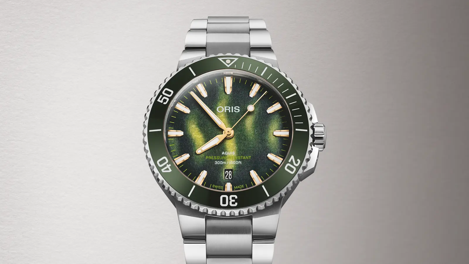 Oris Aquis Kelp Forest Limited Edition su bracciale in acciaio, con quadrante verde e lunetta in ceramica verde