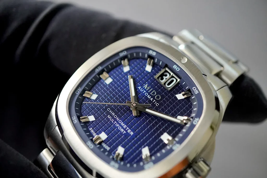 Mido Multifort TV Big Date Chronometer Primo piano del quadrante blu soleil a scacchiera con la grande data e la scritta Chronometer