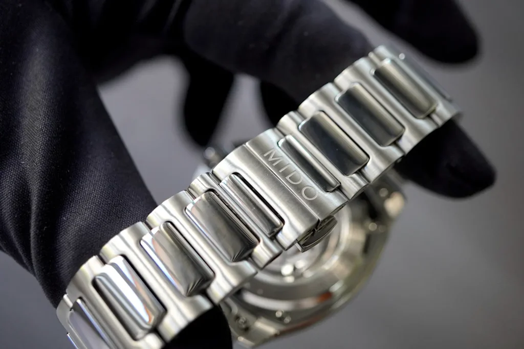 Mido Multifort TV Big Date Chronometer La chiusura a farfalla del bracciale in acciaio con il logo Mido inciso