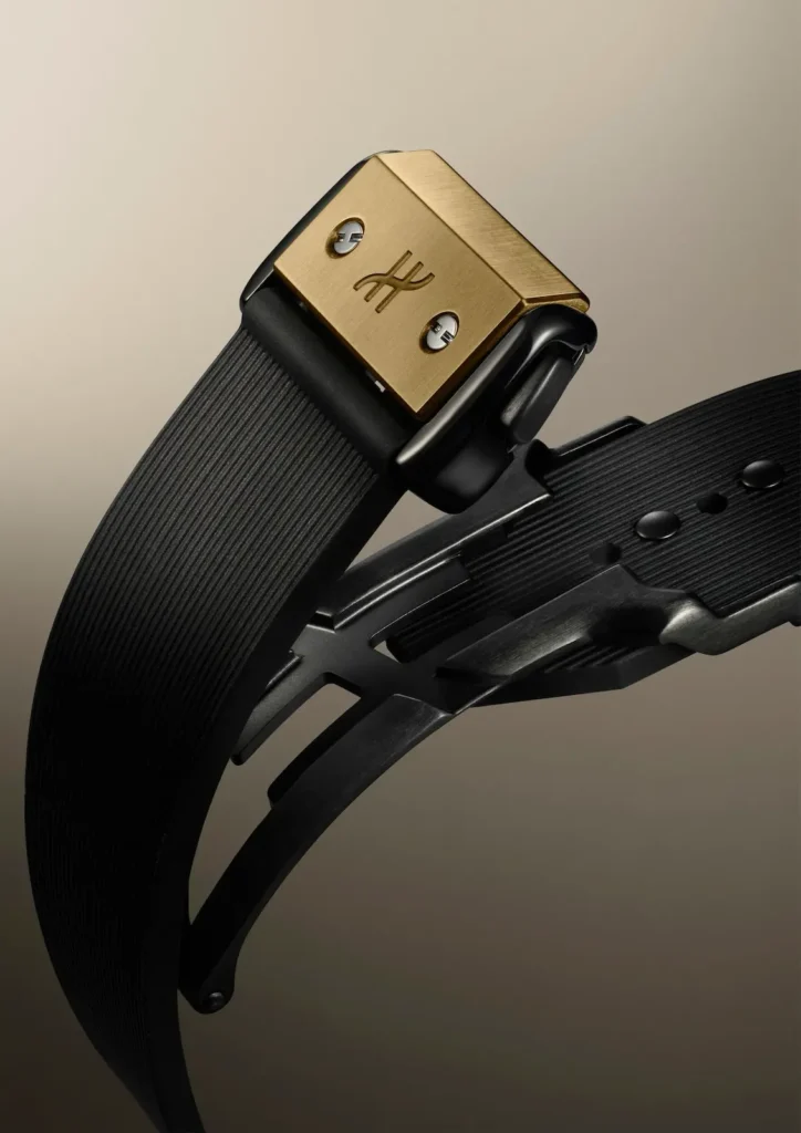 Hublot Classic Fusion Tributo Cinturino in caucciù nero del Classic Fusion Tributo con attacco in oro alla cassa e chiusura deployante in titanio placcato nero