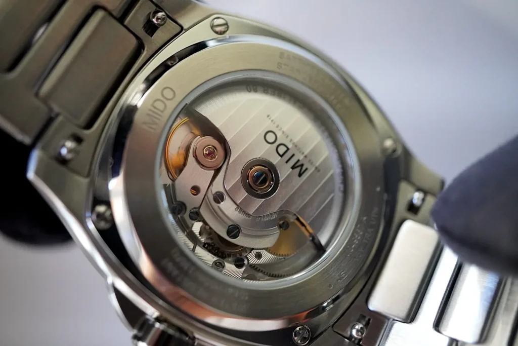Mido Multifort TV Big Date Chronometer Il Calibro 80 COSC visto dal fondello: massa oscillante con Côtes de Genève e logo Mido